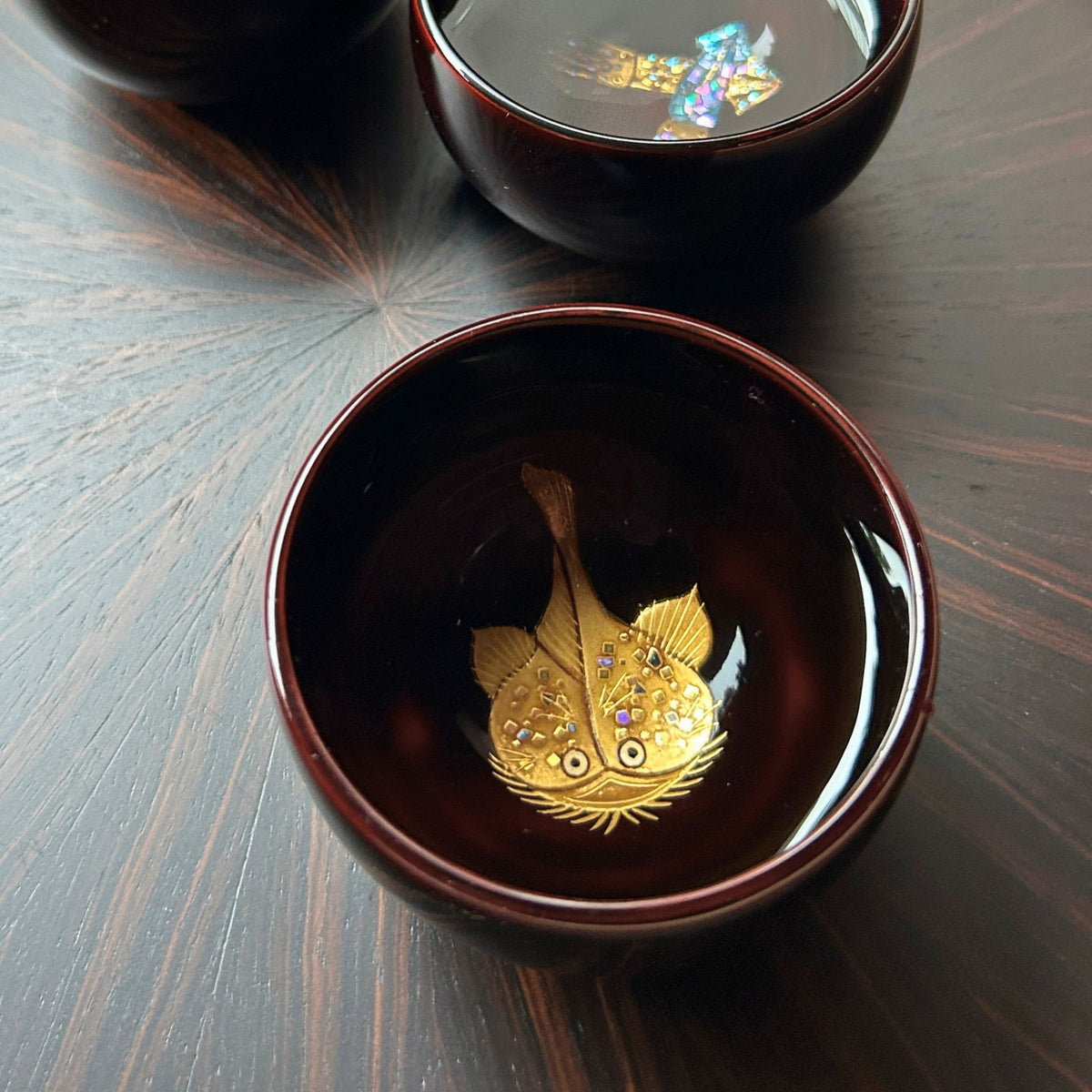 輪島塗 ぐい呑み | あんこう 蒔絵 | 丸型 黒溜 | 八井漆器本店