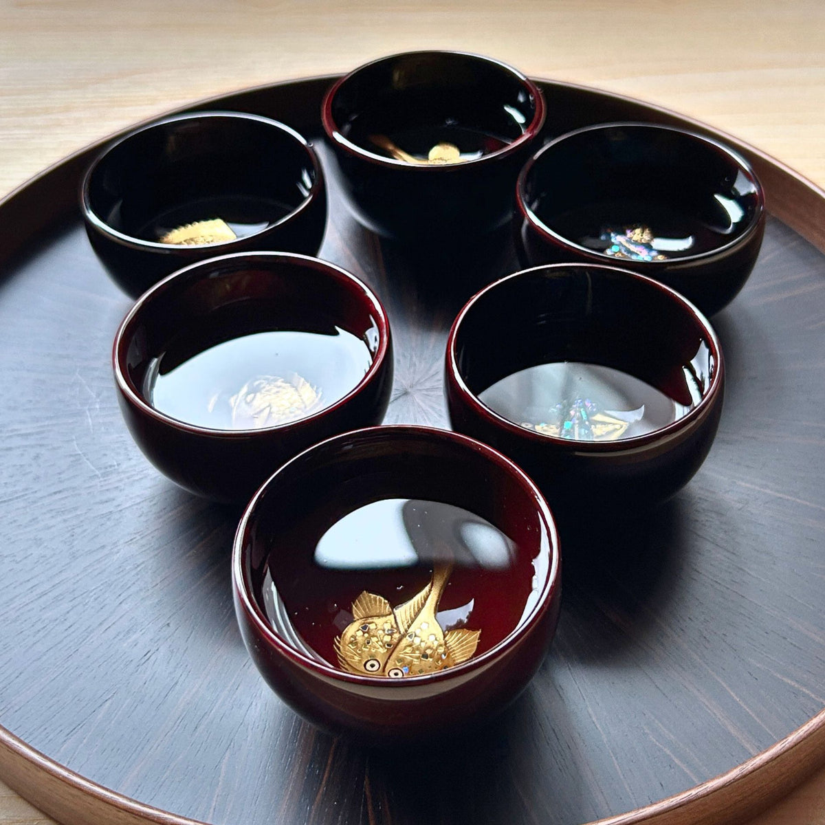 輪島塗 ぐい呑み | 鯛 蒔絵 | 丸型 黒溜 | 八井漆器本店