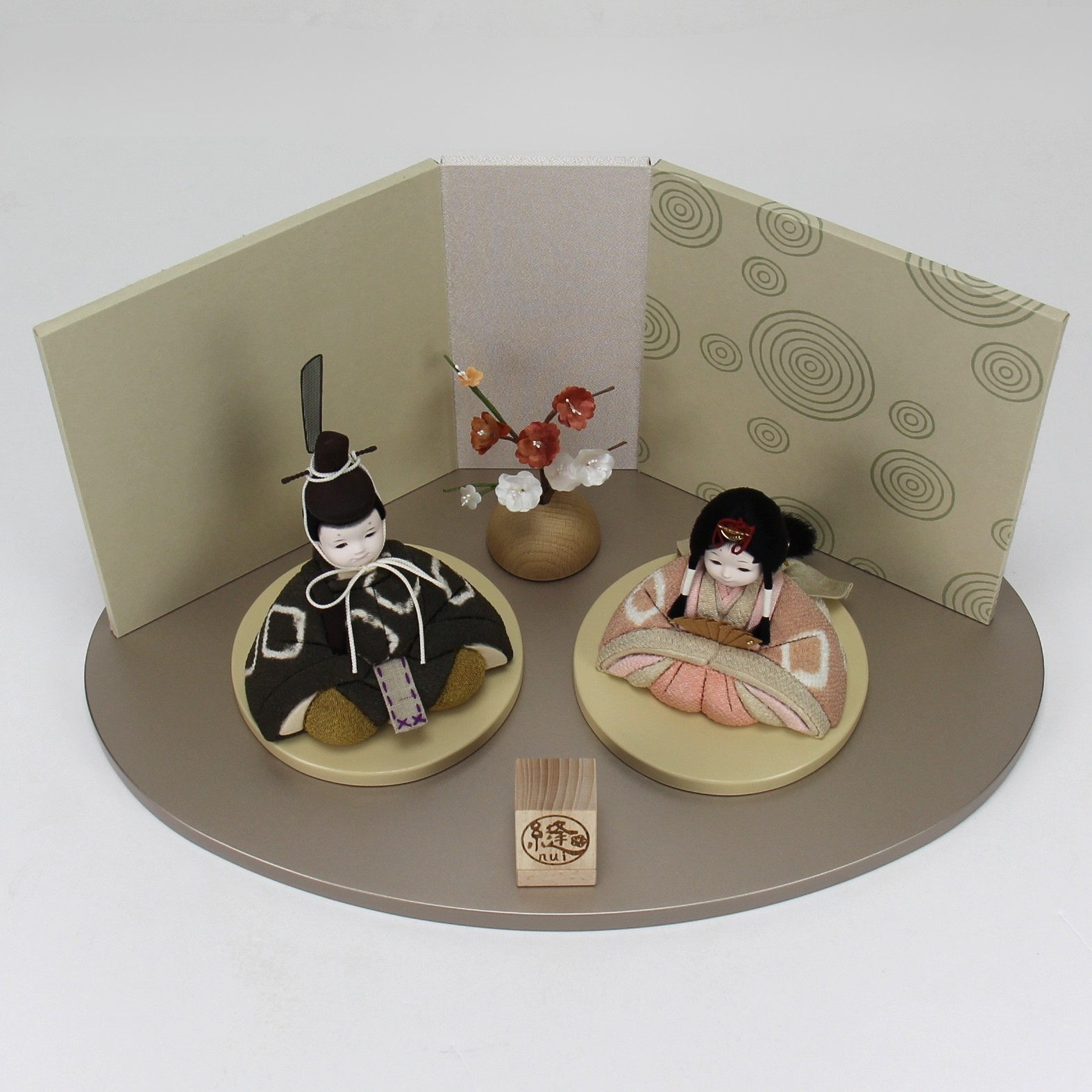 雛人形セット 草木絞り染 | ざくろ × 茜 | 屏風 うずグリーン | 工房 縫nui【26/1/10以降順次配送】
