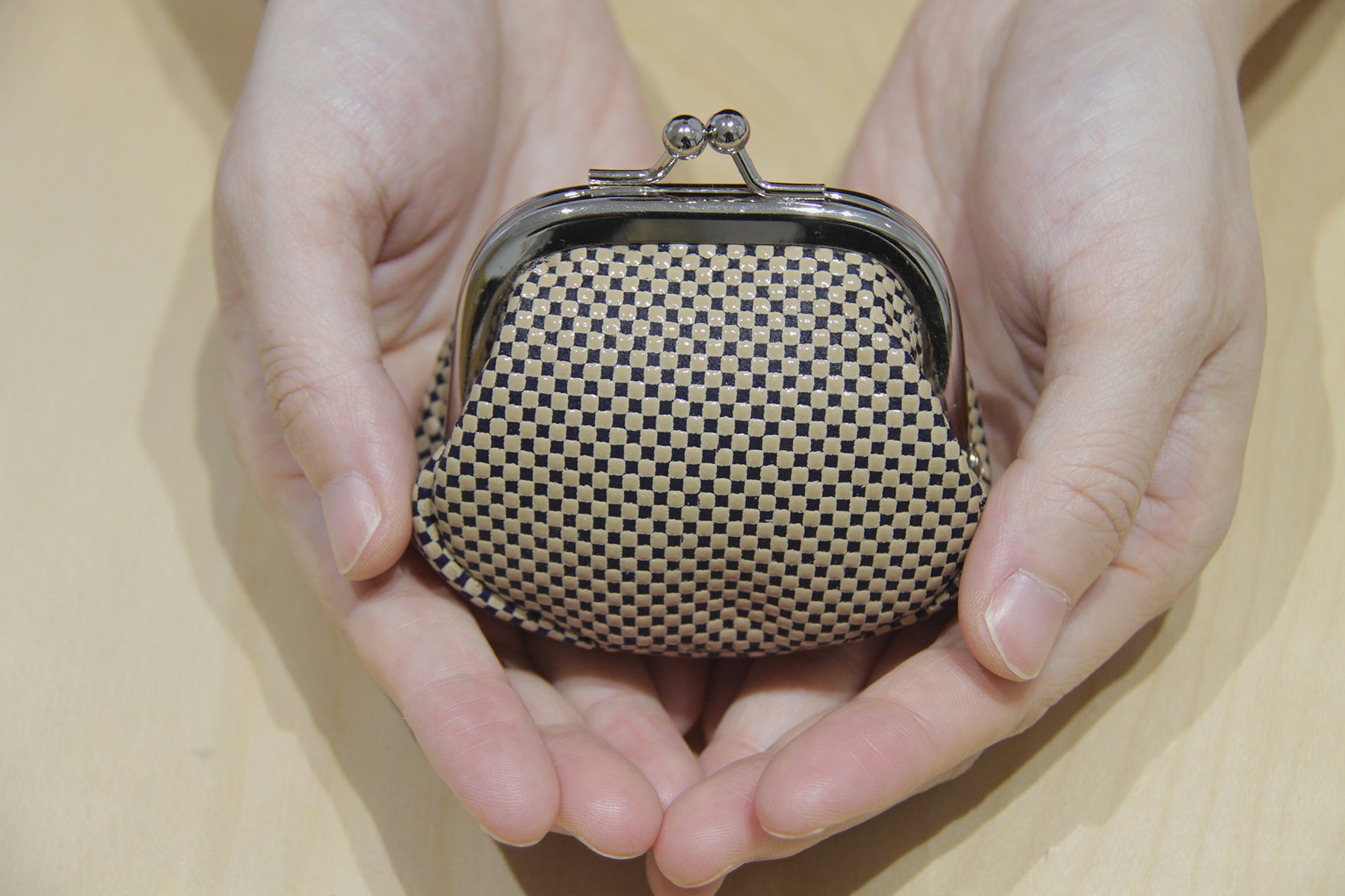 鹿革印傳 小銭入れ | 大和印伝 | 紺色革 | 白漆市松柄 | 春日