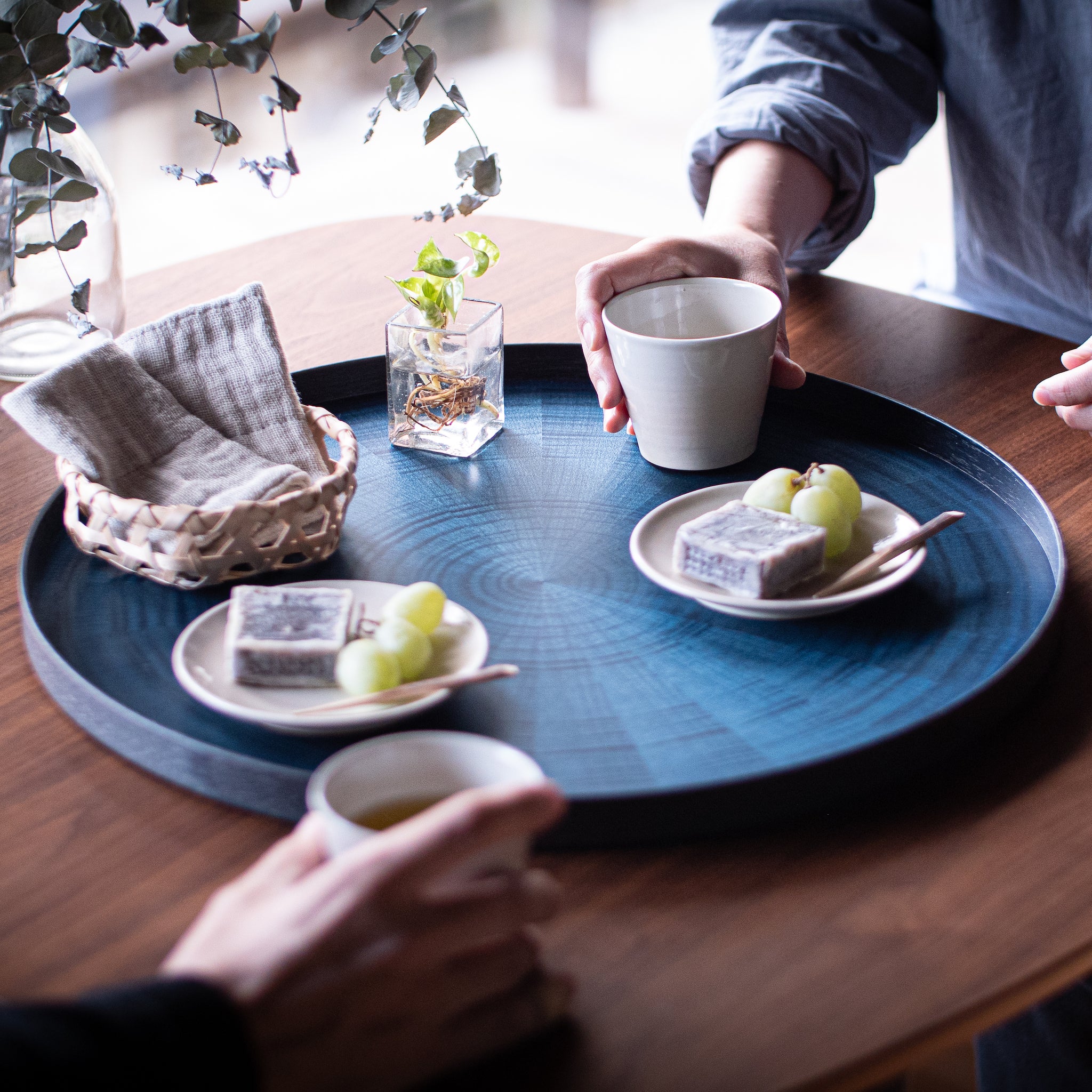 お盆 トレイ | Round Rays Tray (丸) L φ440 | ホワイトシカモア 藍染 | 森工芸