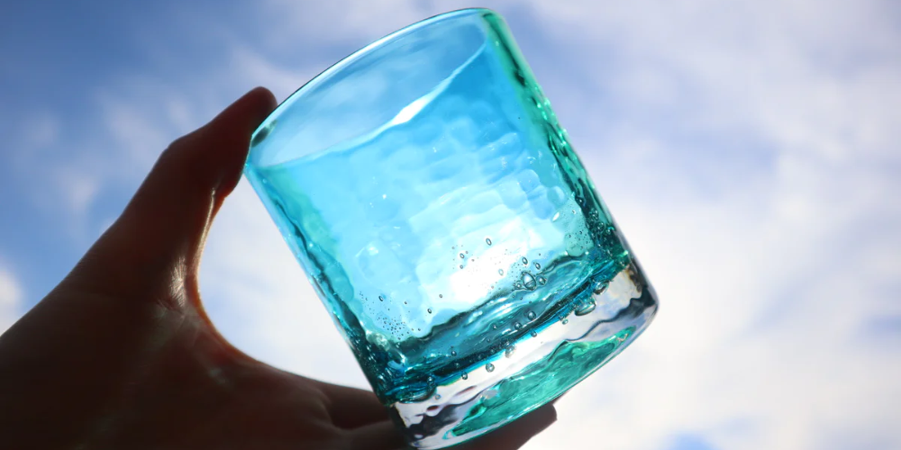 歴史から紐解く琉球ガラスの魅力と特徴とは。ガラスの良さを引き出す独自の原料と作り方