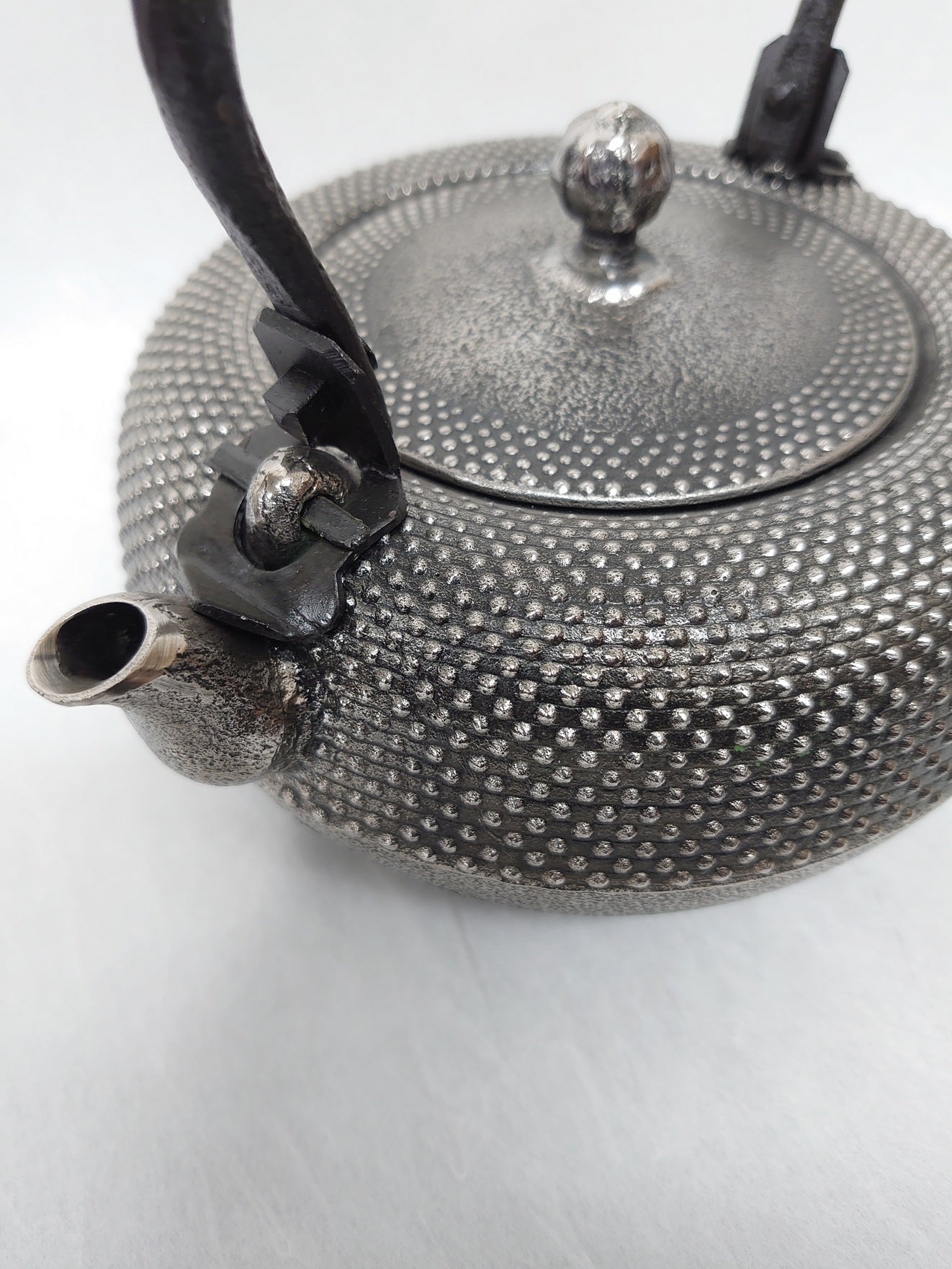 南部鉄器 砂鉄製鉄瓶 | 鉄鉢型 霰 | 0.9L | 薫山工房