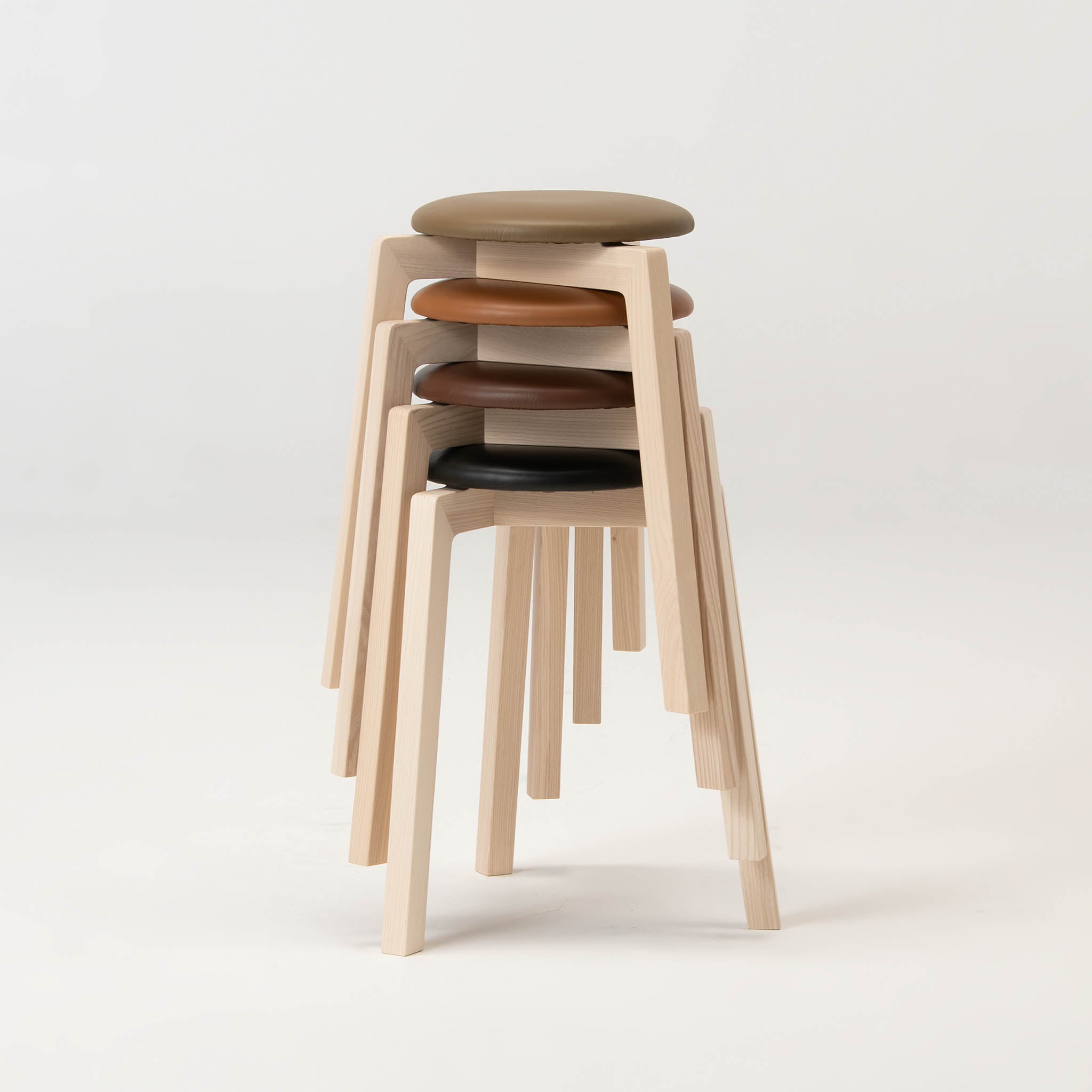 旭川家具 スツール | Stacking Stool 02 センの木 | 革座 ブラック | 大雪