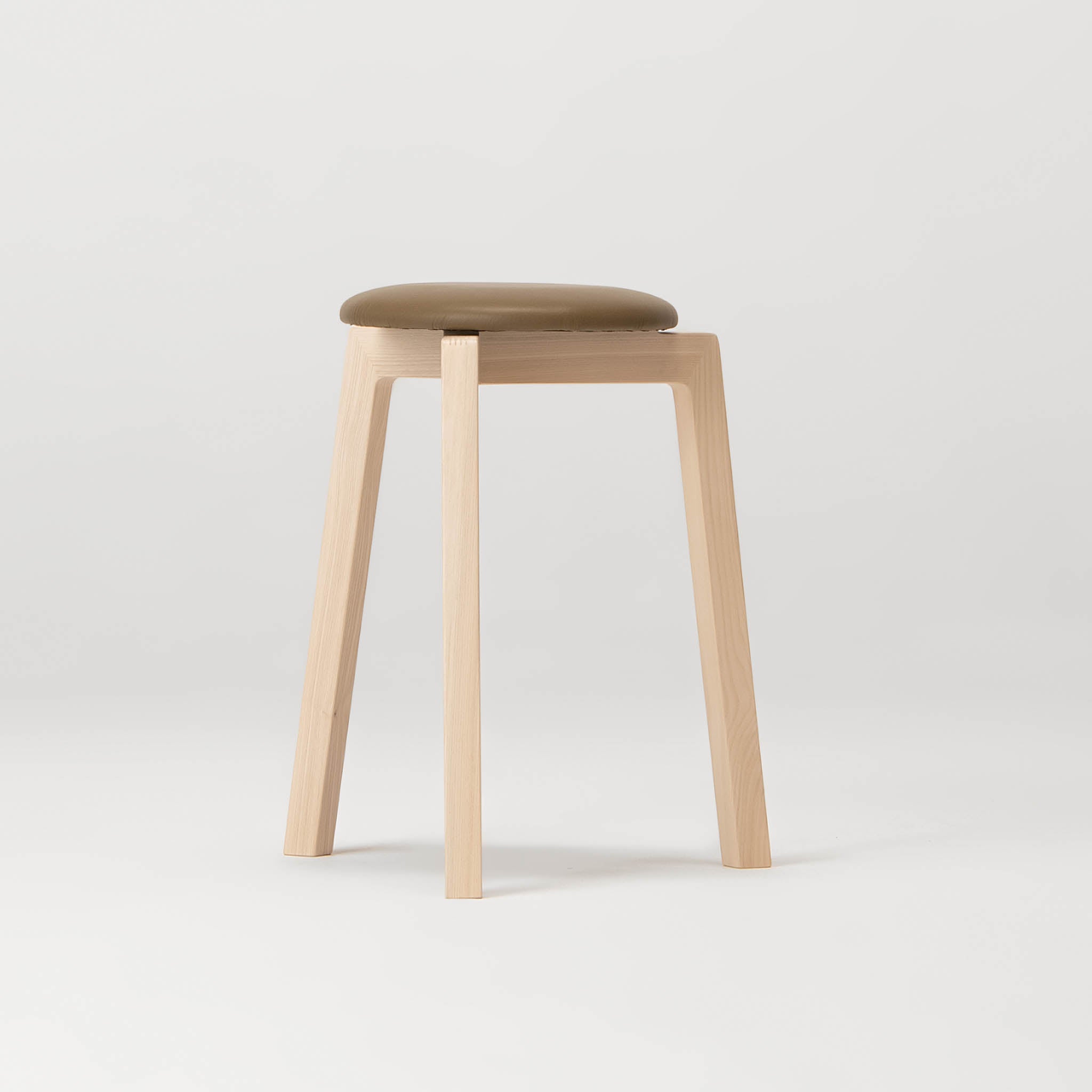 旭川家具 スツール | Stacking Stool 02 センの木 | 革座 ブラック | 大雪