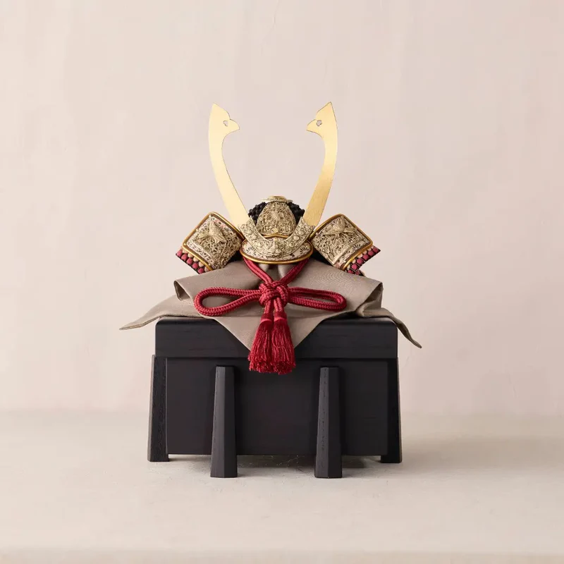 兜飾り | 奉納 | 無双雀 紅梅糸威 1/5スケール | 鈴甲子 雄山【26/1/6以降順次配送】