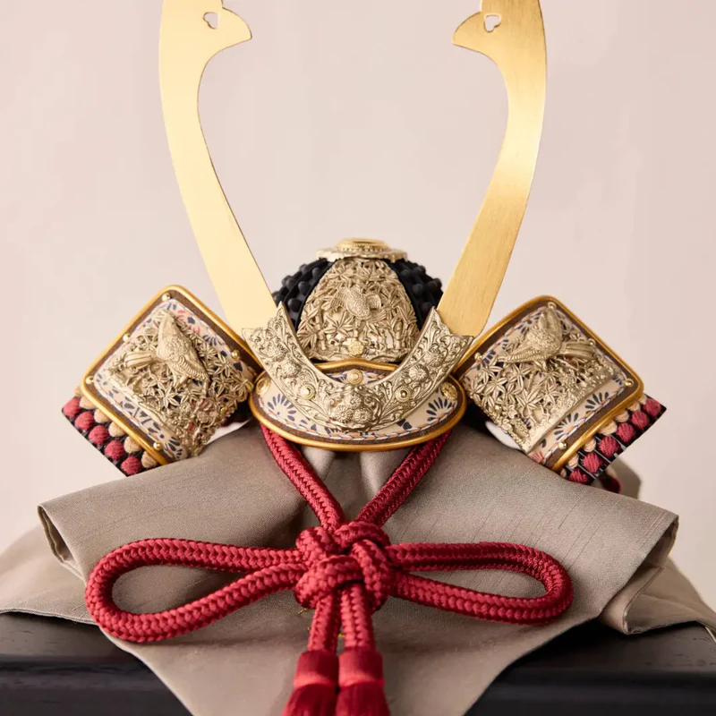 兜飾り | 奉納 | 無双雀 紅梅糸威 1/5スケール | 鈴甲子 雄山【26/1/6以降順次配送】