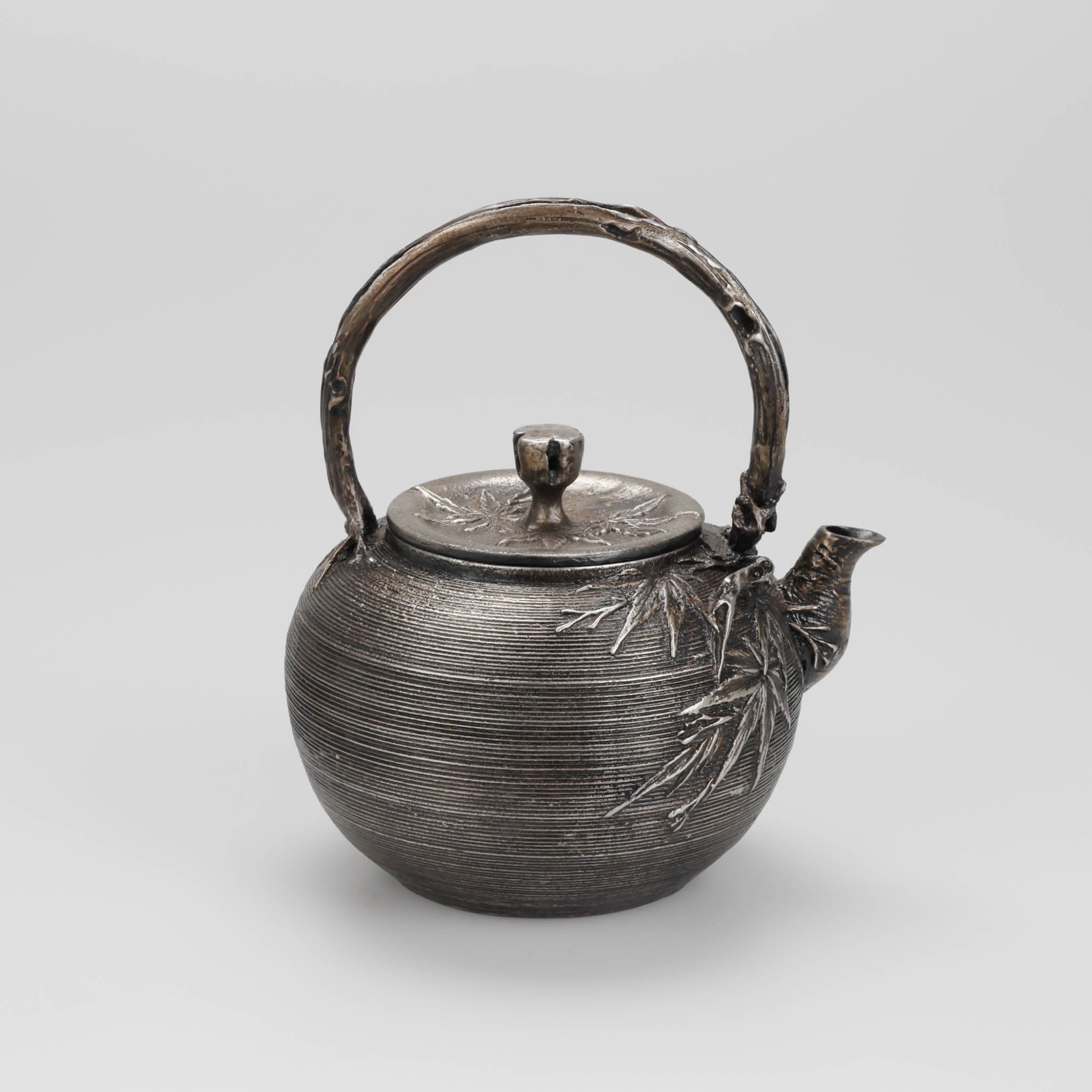 高岡銅器 鉄瓶 | 砂鉄 丸形 | 筋目楓地紋 | 般若鋳造所