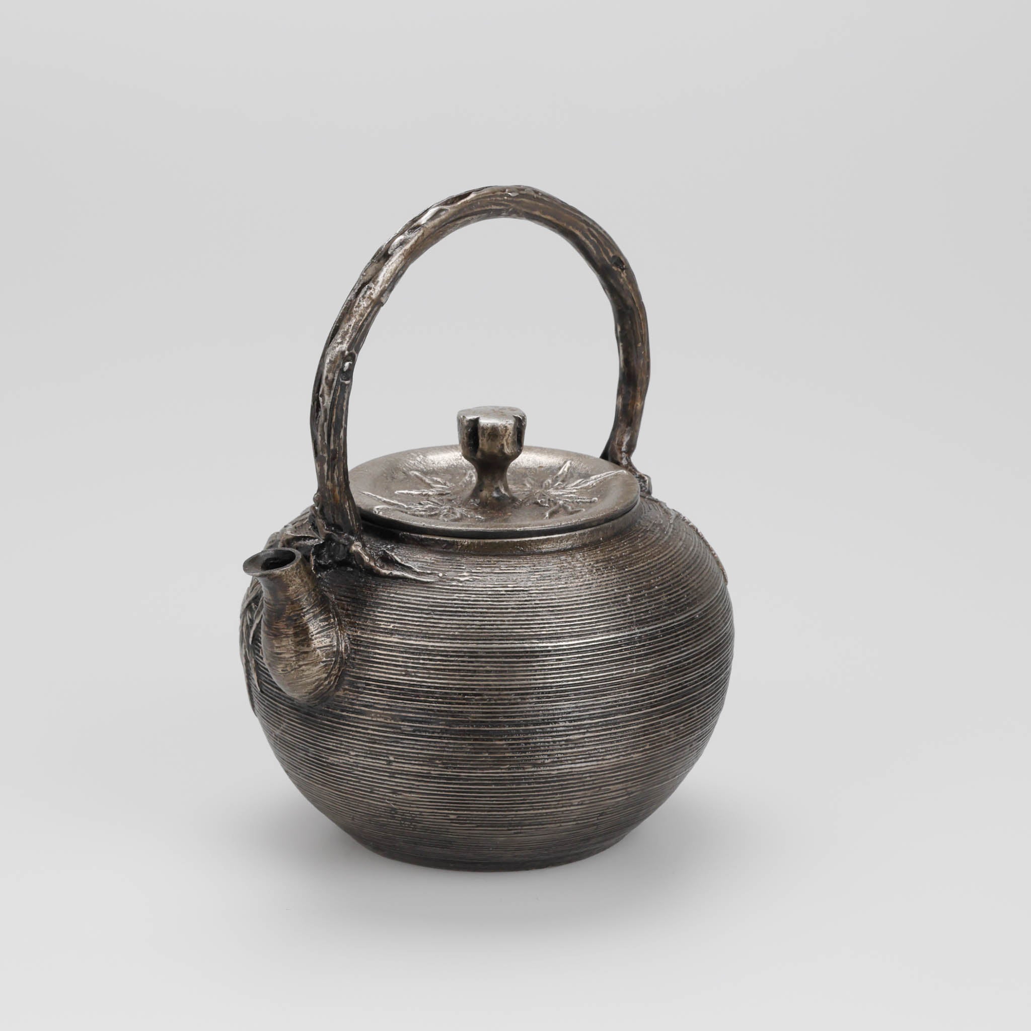 高岡銅器 鉄瓶 | 砂鉄 丸形 | 筋目楓地紋 | 般若鋳造所