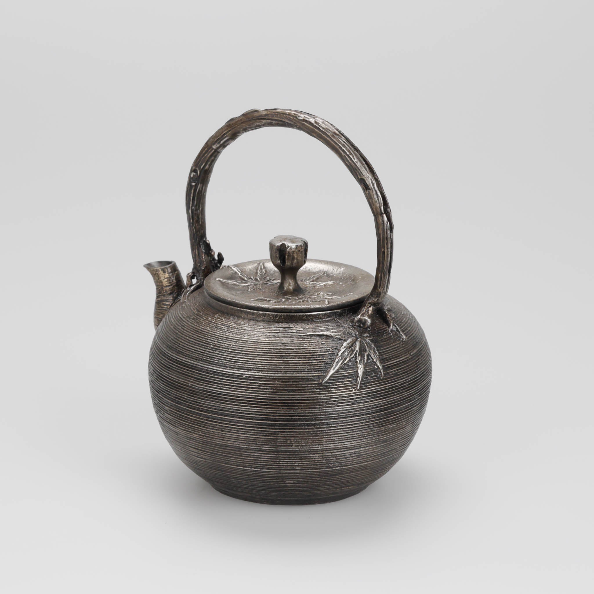 高岡銅器 鉄瓶 | 砂鉄 丸形 | 筋目楓地紋 | 般若鋳造所