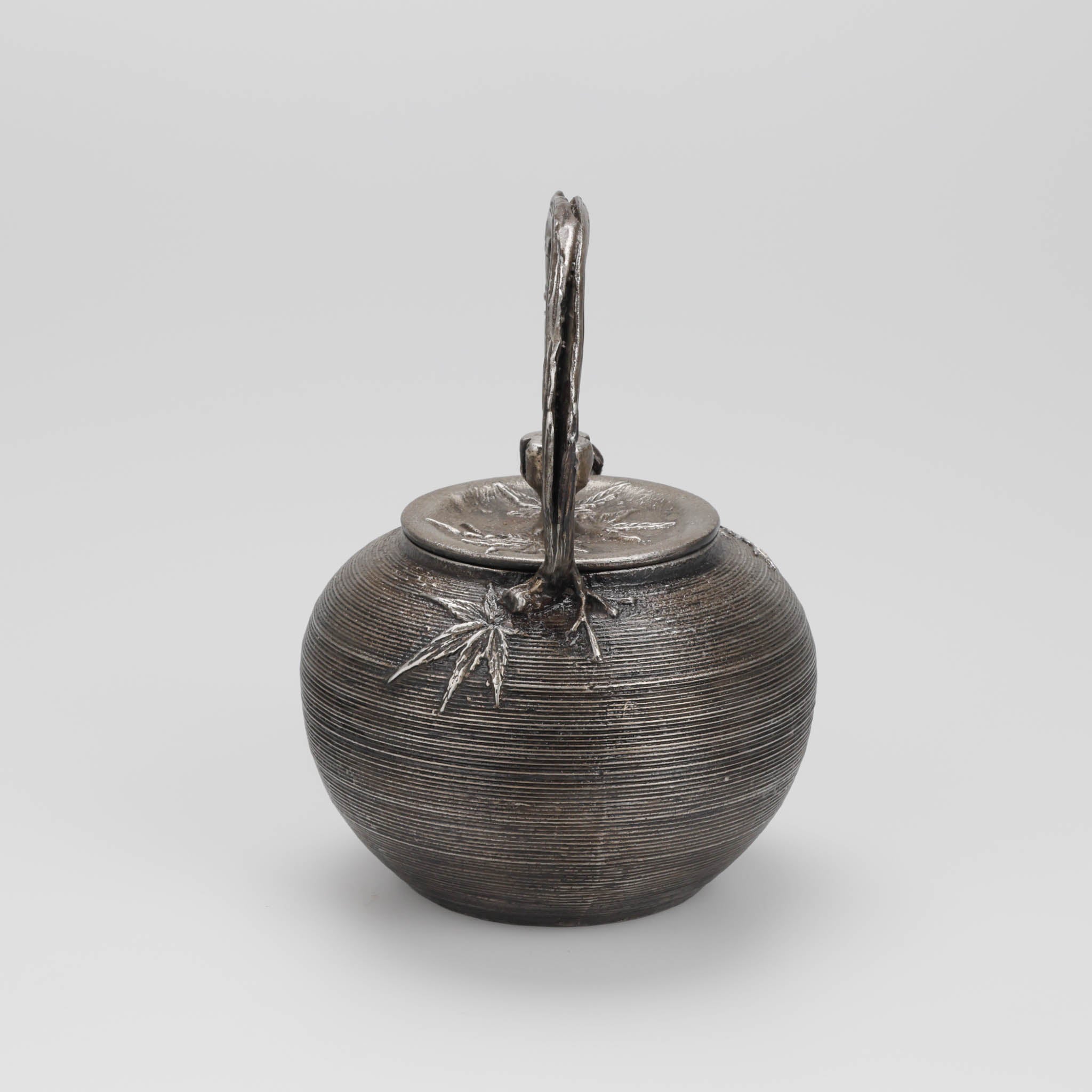 高岡銅器 鉄瓶 | 砂鉄 丸形 | 筋目楓地紋 | 般若鋳造所