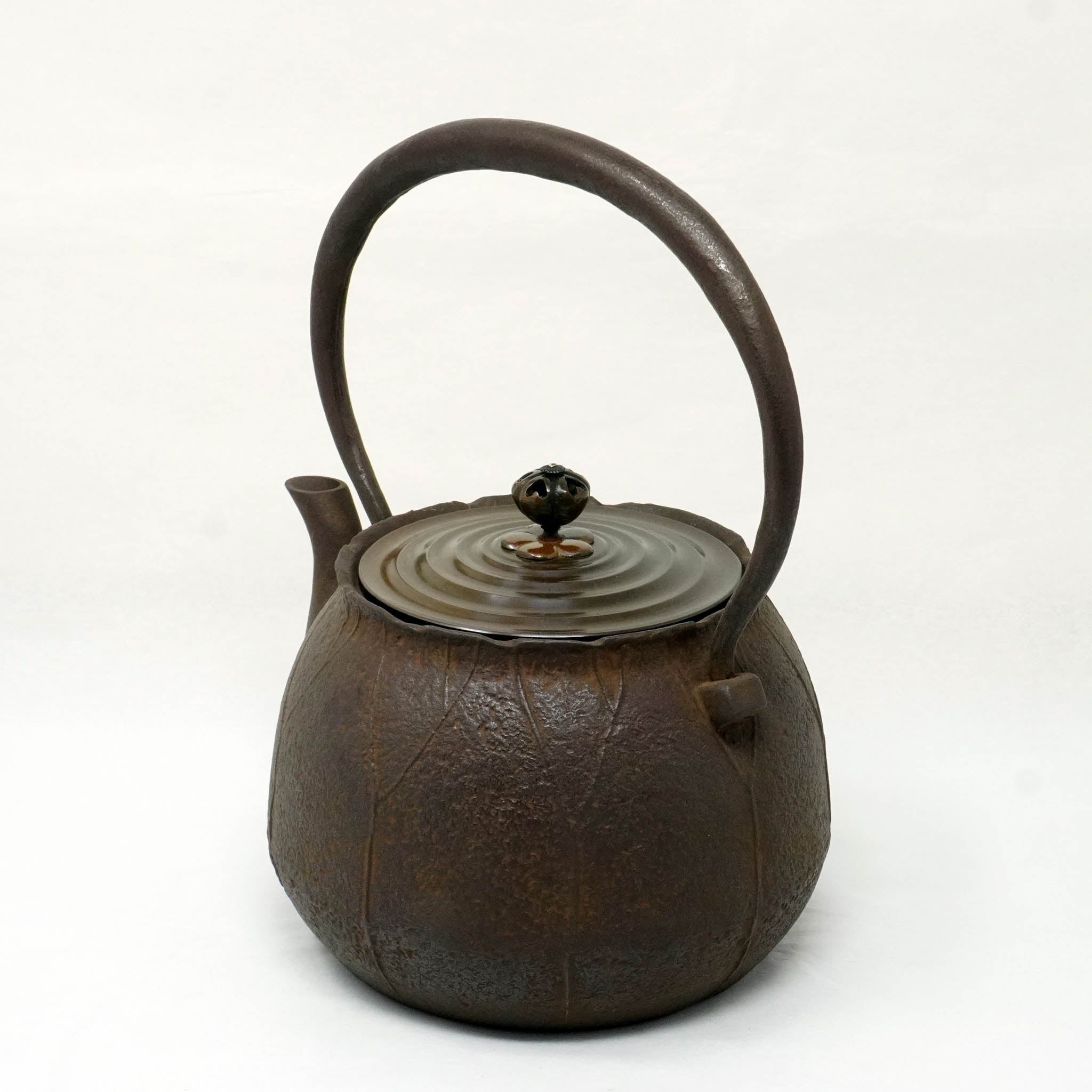 漢字彫刻の丸形鉄瓶 高岡銅器 鉄瓶 | 荷葉 蓮形 | 般若鋳造所