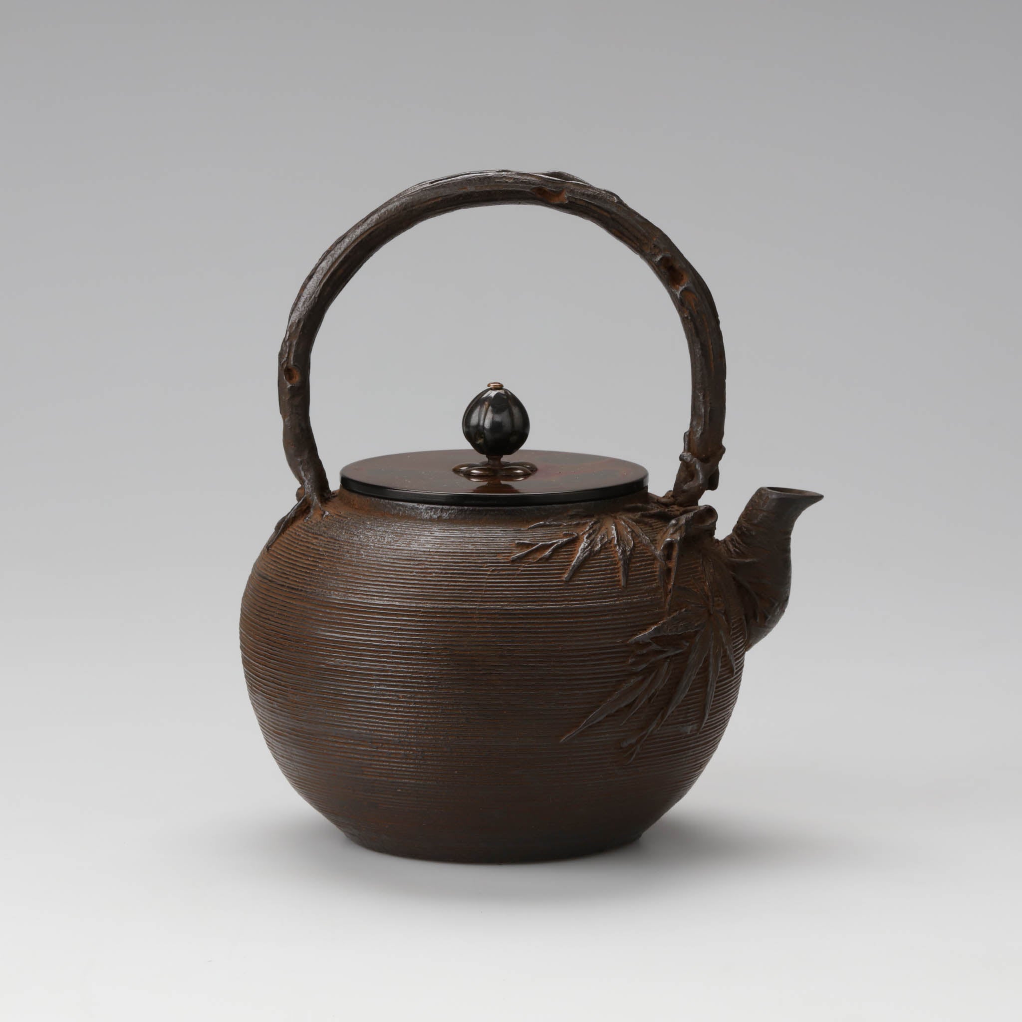 高岡銅器 鉄瓶 | 丸形 | 筋目楓地紋 | 般若鋳造所