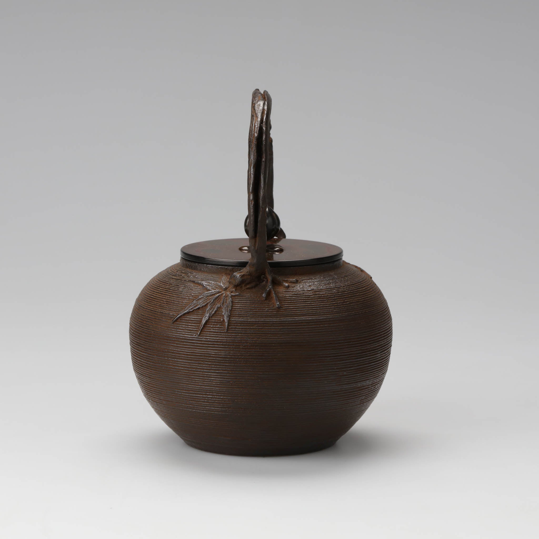 高岡銅器 鉄瓶 | 丸形 | 筋目楓地紋 | 般若鋳造所