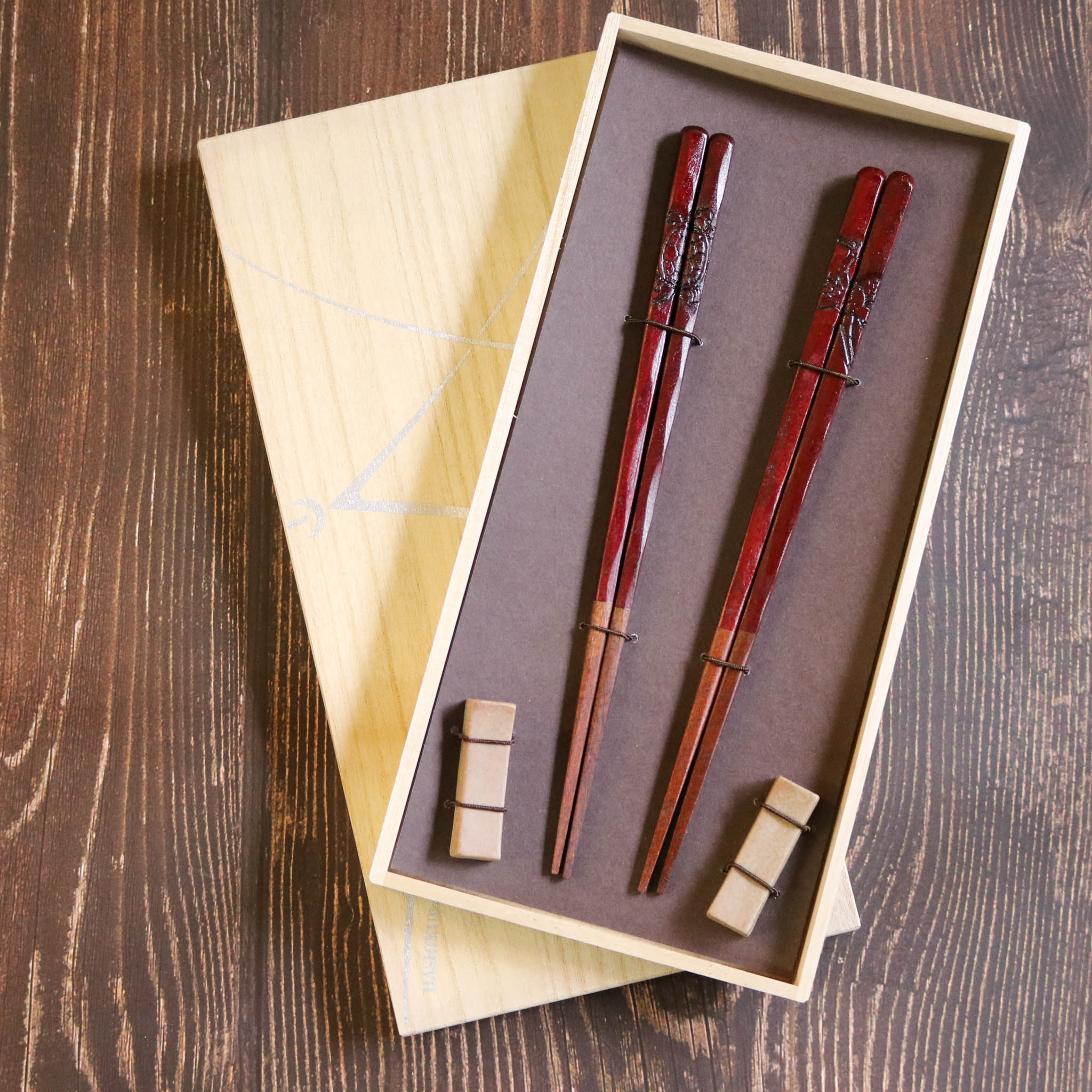 若狭塗 ペア箸 | 鶴亀彫  桐箱入り 箸置き付 | 砂岩 | マツ勘