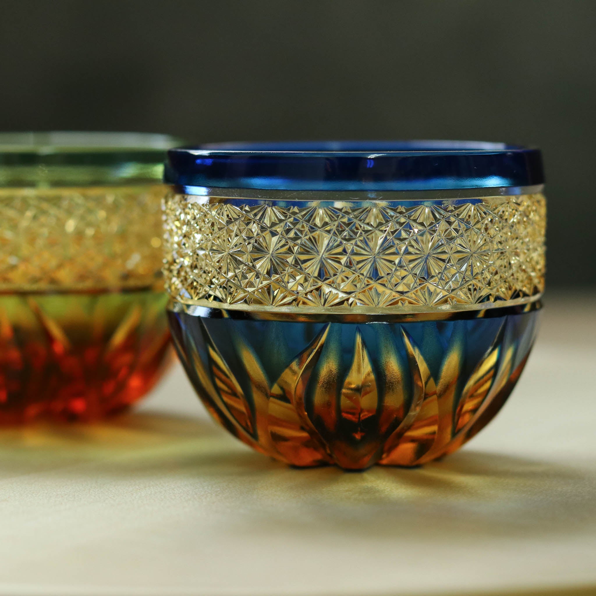 ガラス作家　作家　白幡明　籠目紋　ぐい呑　切子　日本伝統工芸展受賞　入賞　工芸品 江戸切子 ぐい呑み | hibana 火華 | 琥珀 瑠璃 | haku硝子