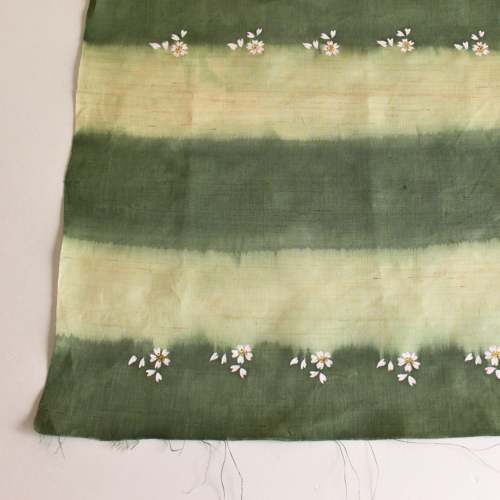 雛人形セット 草木引染め | 桑の葉 × 桑の葉 | 照明付き オーバルグリーン台 | 工房 縫nui【26/1/10以降順次配送】