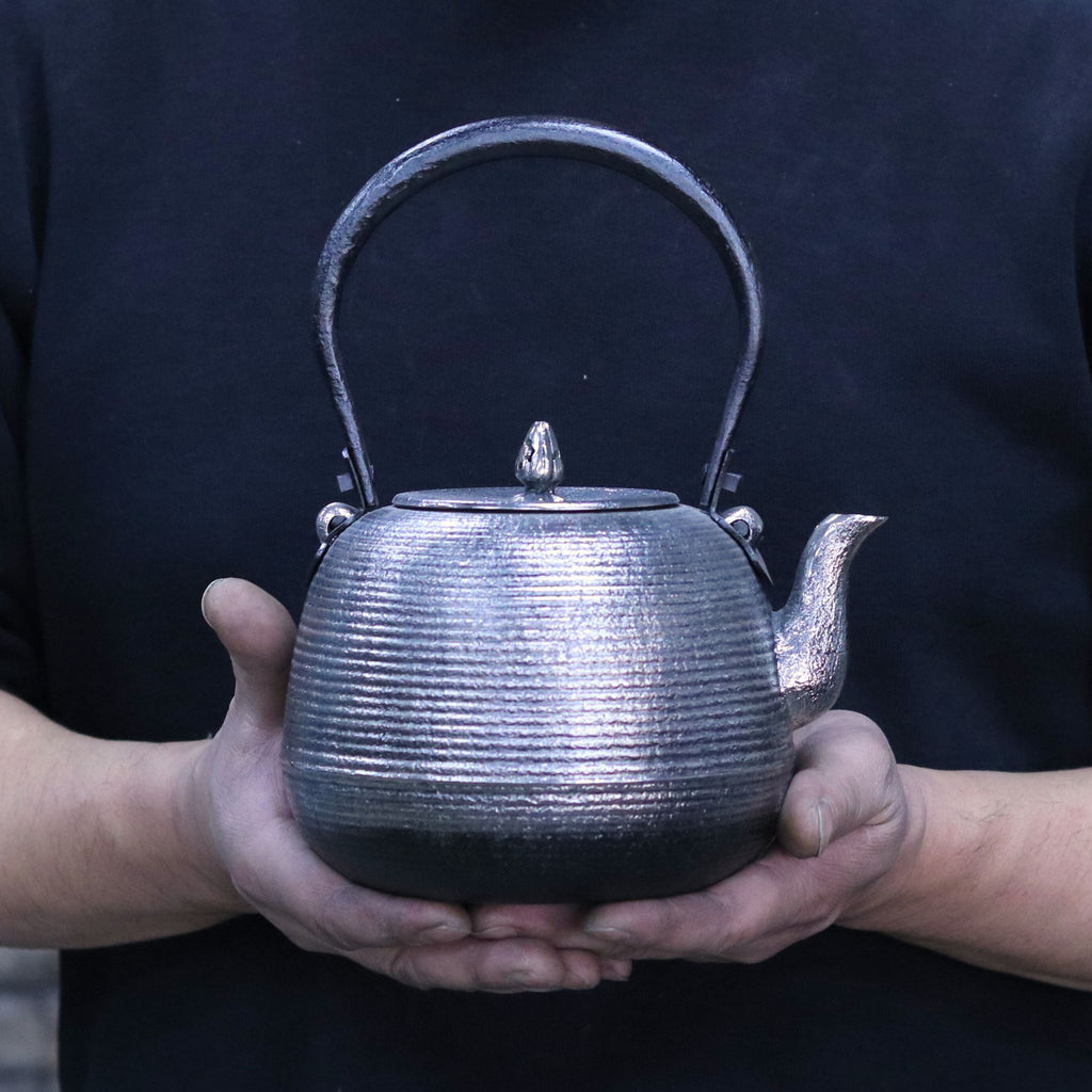 南部鉄器 岩鋳 美濃華林作 茶托 純金 6枚セット 南部鉄器 岩鋳 美濃華林作 茶托 純金 6枚セット 南部鉄器 岩鋳 美濃華林作 茶托 純金  6枚セット 岩鋳 鉄瓶 平六アラレ 黒焼付 14型 1300ml（1.3L） ( あすつく 南部鉄器 日本製 やかん 鉄分補給 湯沸かし 結婚 茶托 南部鉄器 岩鋳 美濃華林作 純金 6枚セット