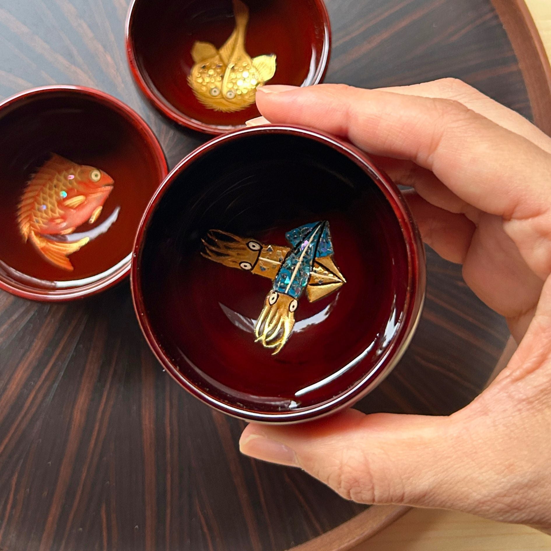 輪島塗 ぐい呑み | ほたるいか 蒔絵 | 丸型 朱溜 | 八井漆器本店