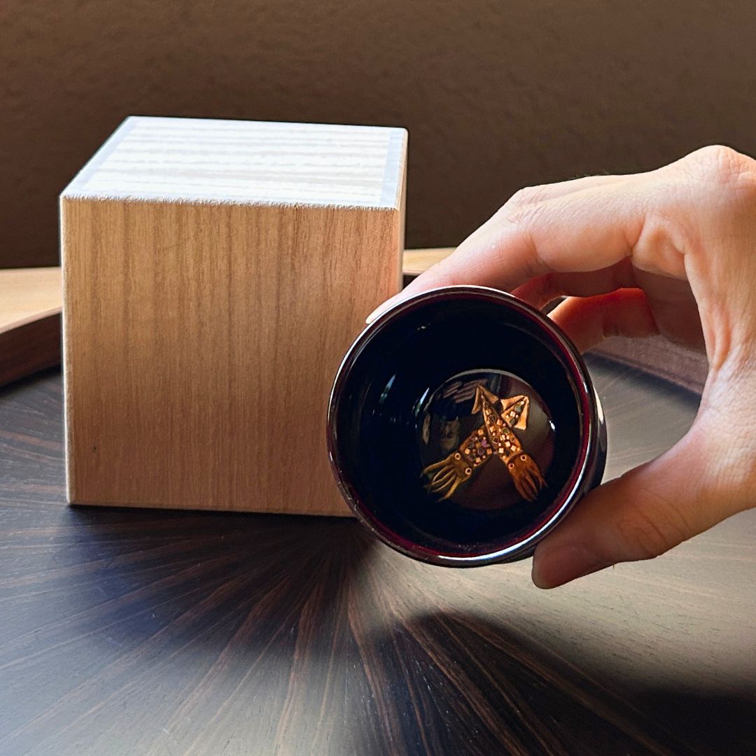 輪島塗 ぐい呑み | ほたるいか | 蒔絵 黒溜 | 八井漆器本店