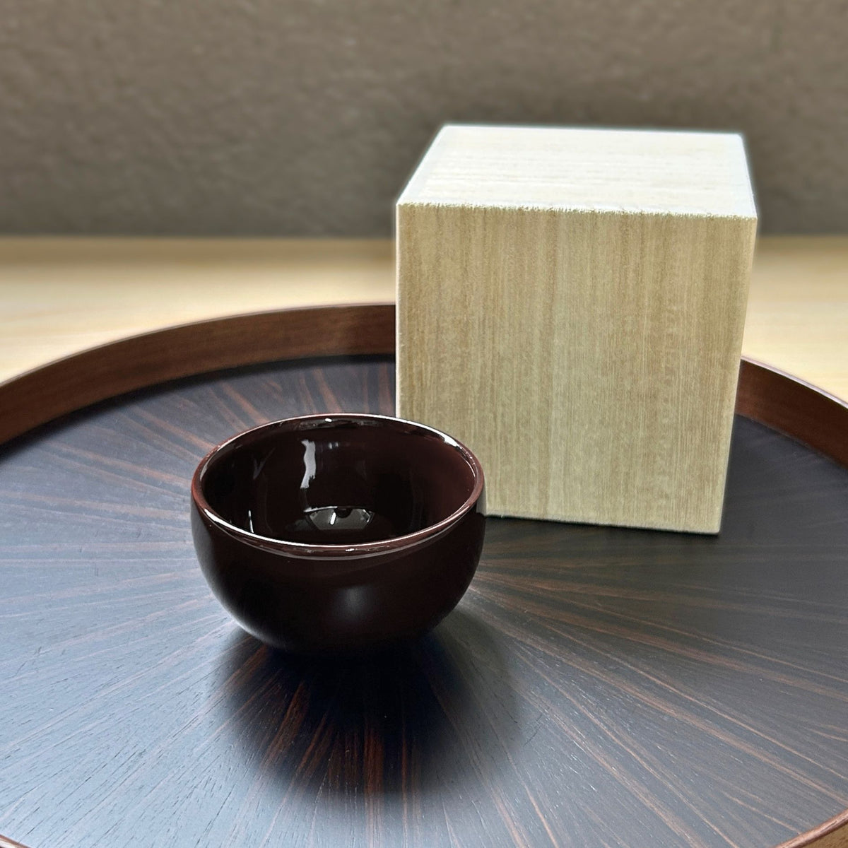 輪島塗 ぐい呑み | 鯛 蒔絵 | 丸型 黒溜 | 八井漆器本店