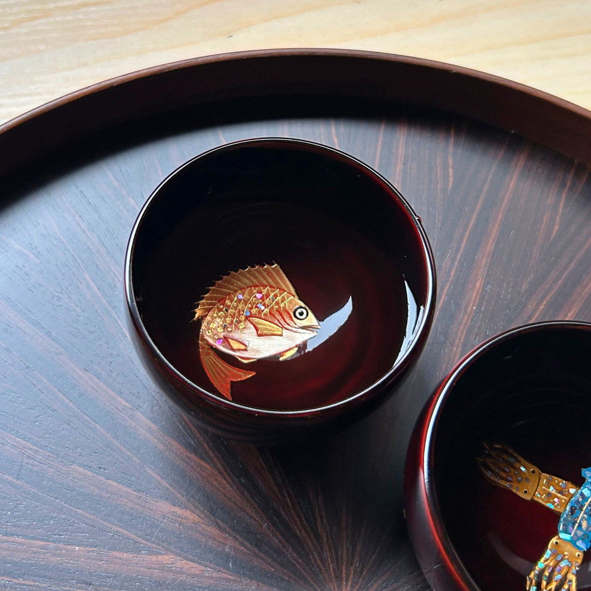 輪島塗 ぐい呑み | 鯛 蒔絵 | 丸型 黒溜 | 八井漆器本店