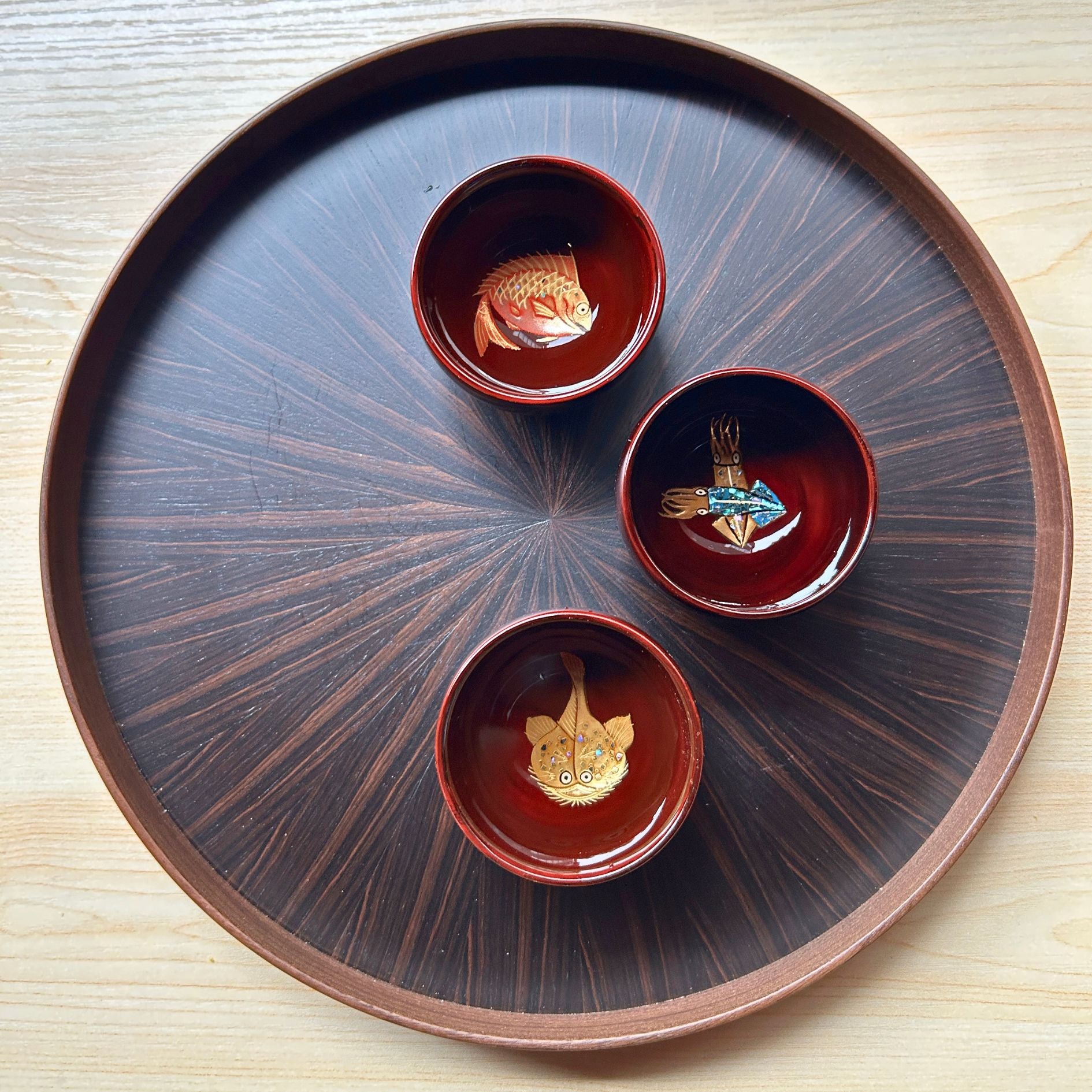 輪島塗 ぐい呑み | あんこう 蒔絵 | 丸型 朱溜 | 八井漆器本店