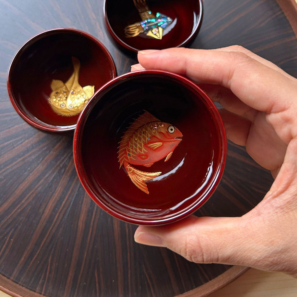 輪島塗 ぐい呑み | 鯛 蒔絵 | 丸型 朱溜 | 八井漆器本店
