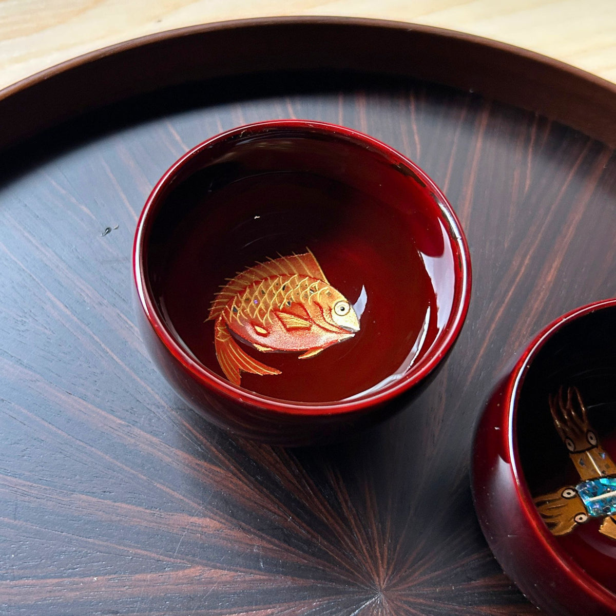 輪島塗 ぐい呑み | 鯛 蒔絵 | 丸型 朱溜 | 八井漆器本店