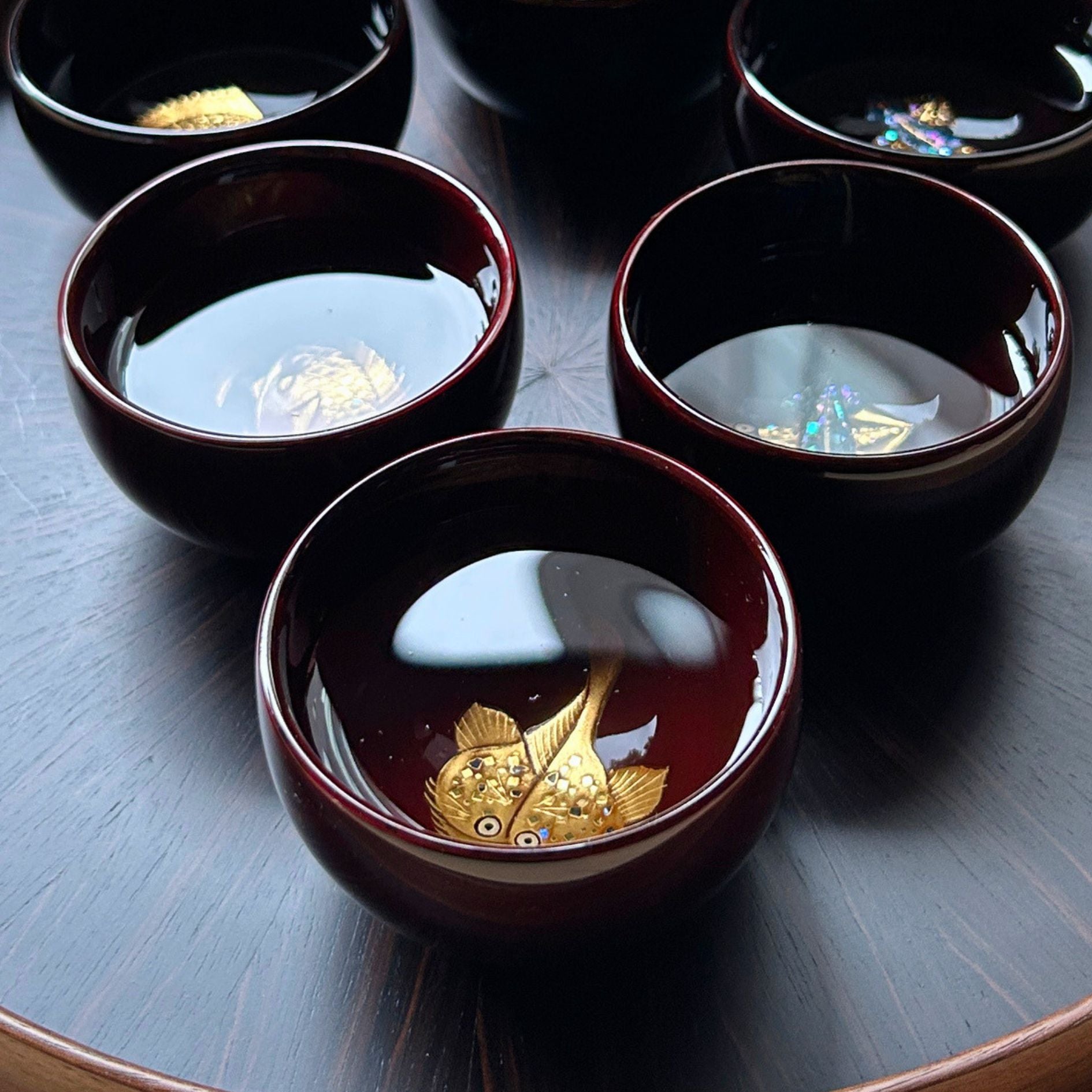 輪島塗 ぐい呑み | あんこう 蒔絵 | 丸型 黒溜 | 八井漆器本店
