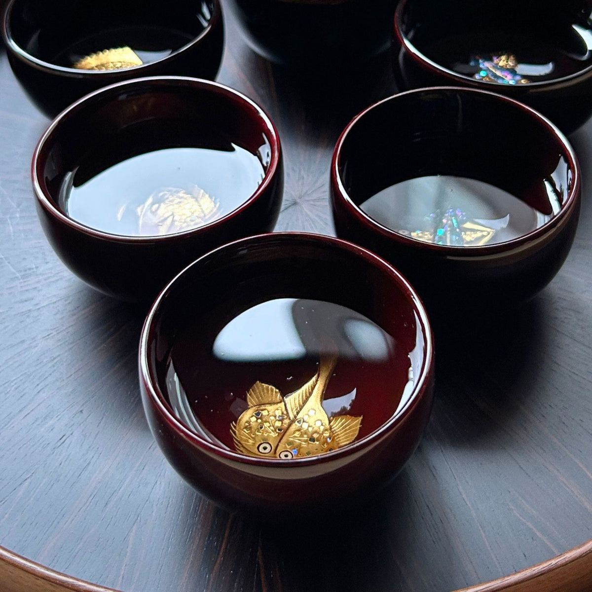 輪島塗 ぐい呑み | あんこう 蒔絵 | 丸型 黒溜 | 八井漆器本店