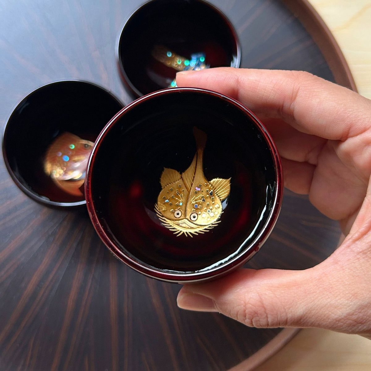 輪島塗 ぐい呑み | あんこう 蒔絵 | 丸型 黒溜 | 八井漆器本店